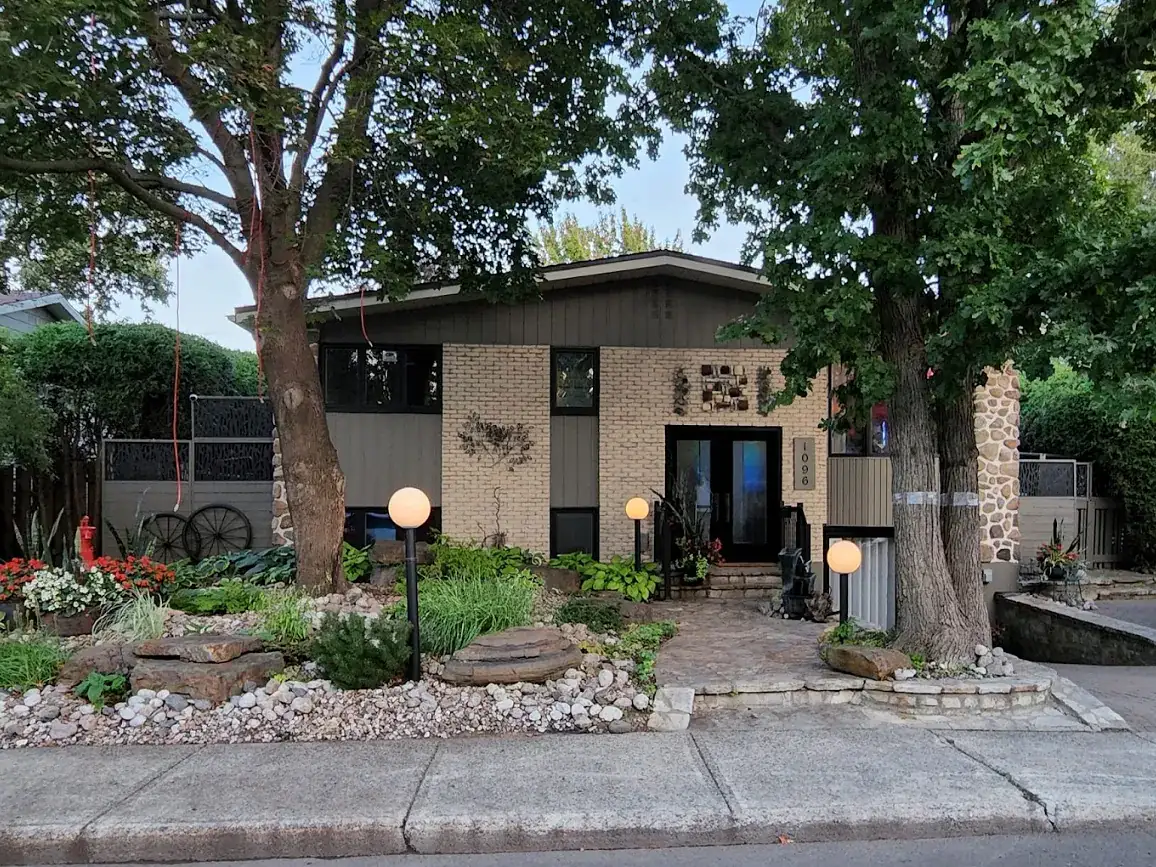 Le bureau vu de la rue, dans le Vieux-Longueuil