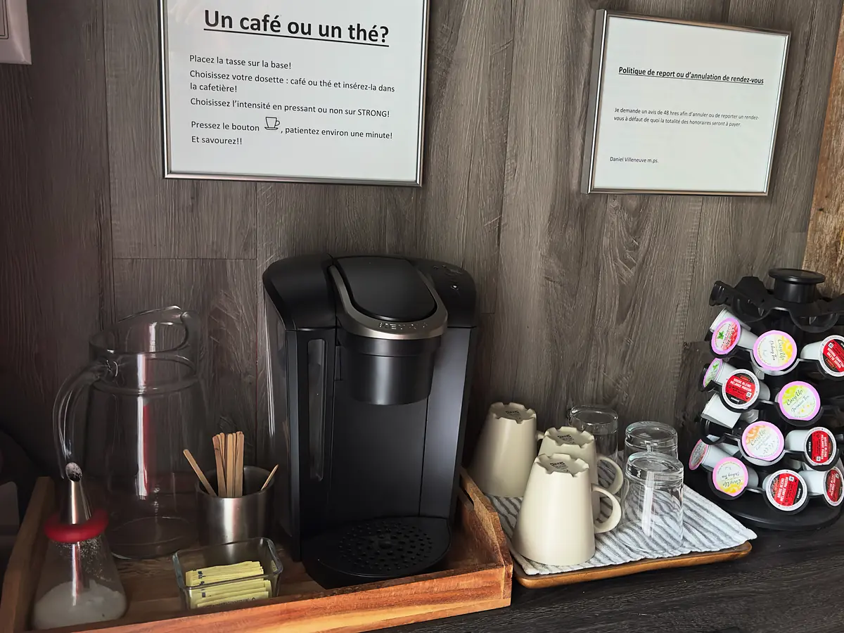 Le coin café de la salle d’attente&nbsp;: machine, tasses et dosettes