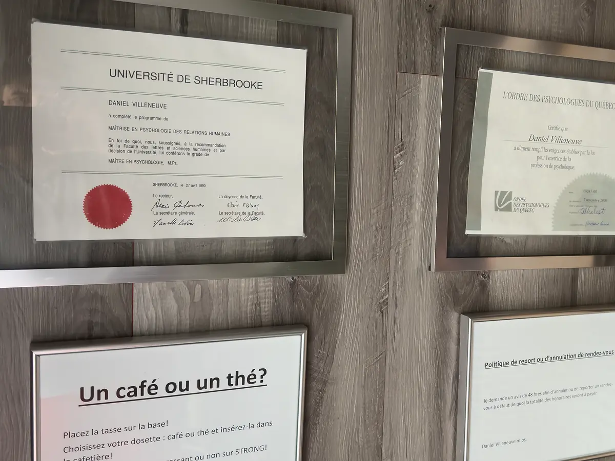 Les diplômes affichés au bureau&nbsp;: Université de Sherbrooke et Ordre des psychologues du Québec