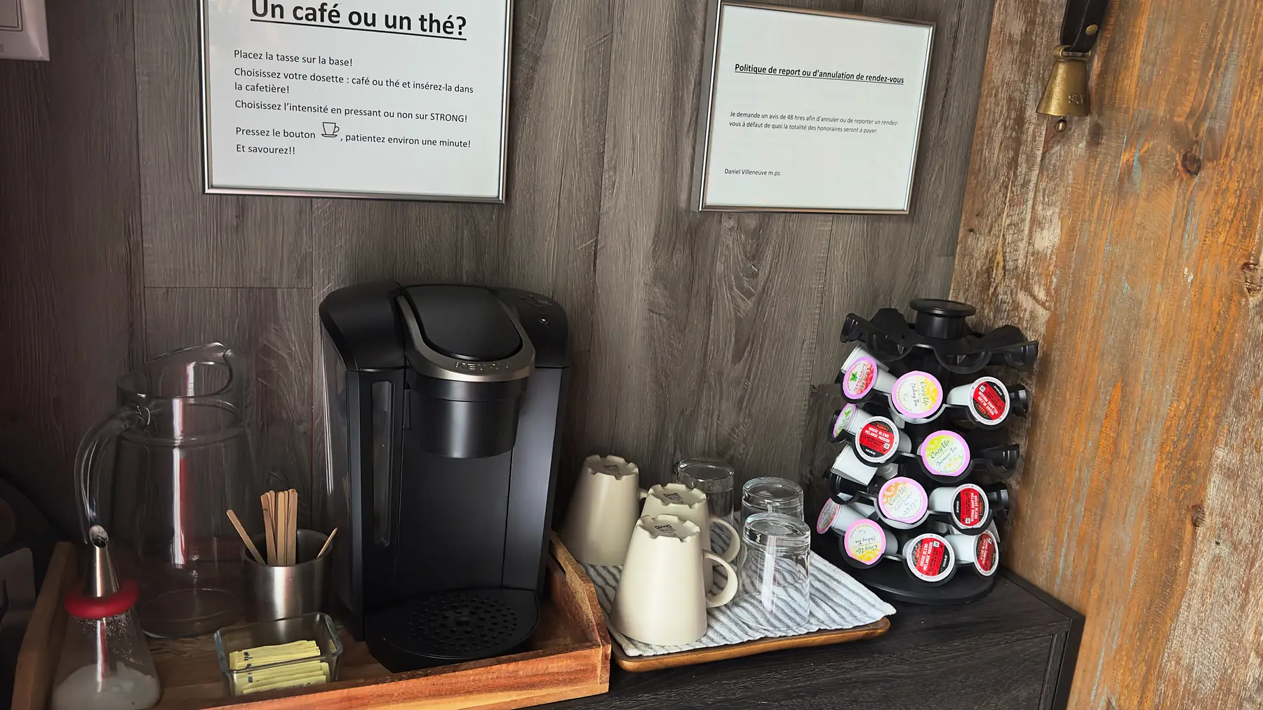 Le coin café de la salle d’attente&nbsp;: machine, tasses et dosettes