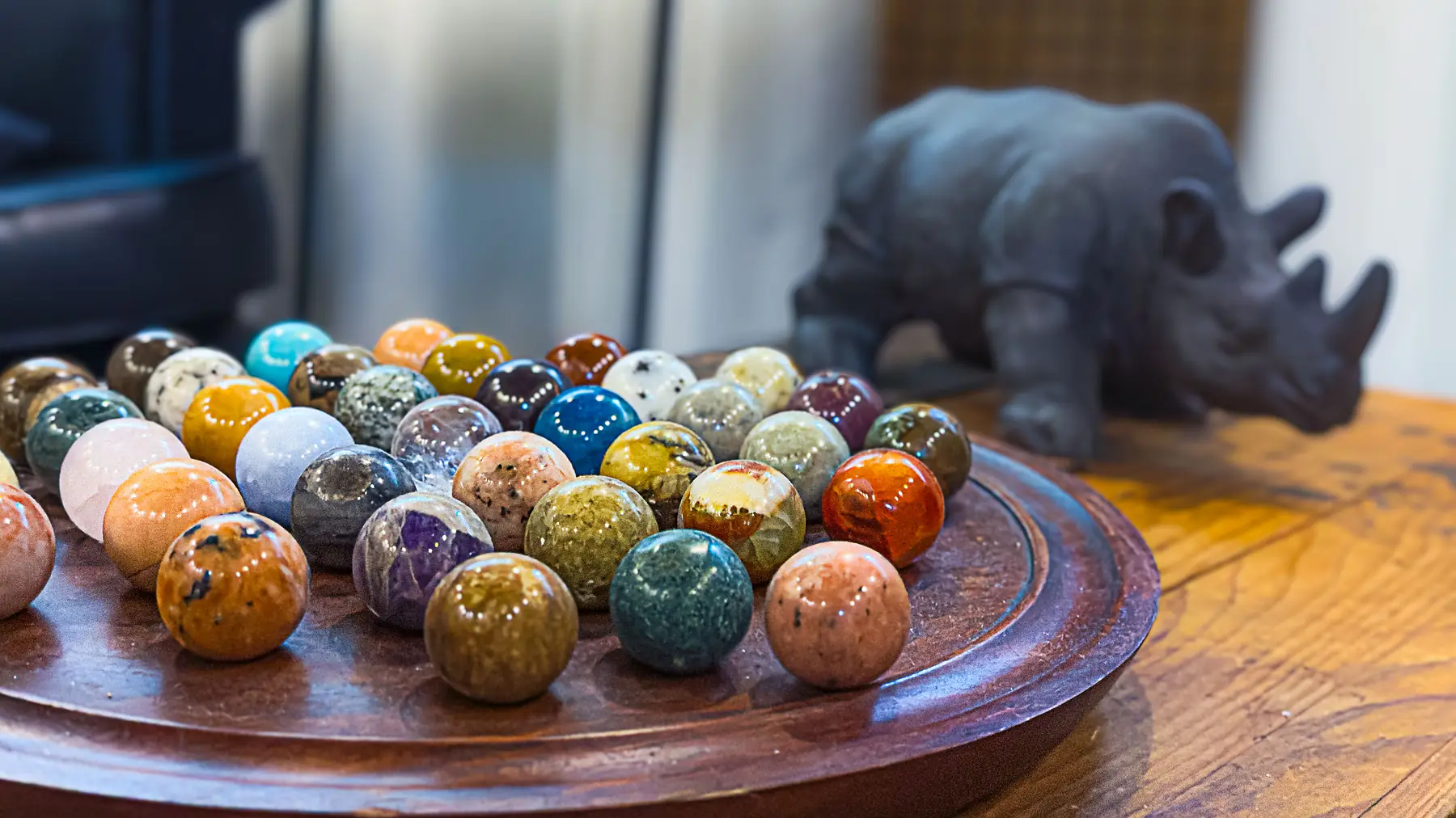 Billes de pierre sur un plateau de bois, dans le bureau