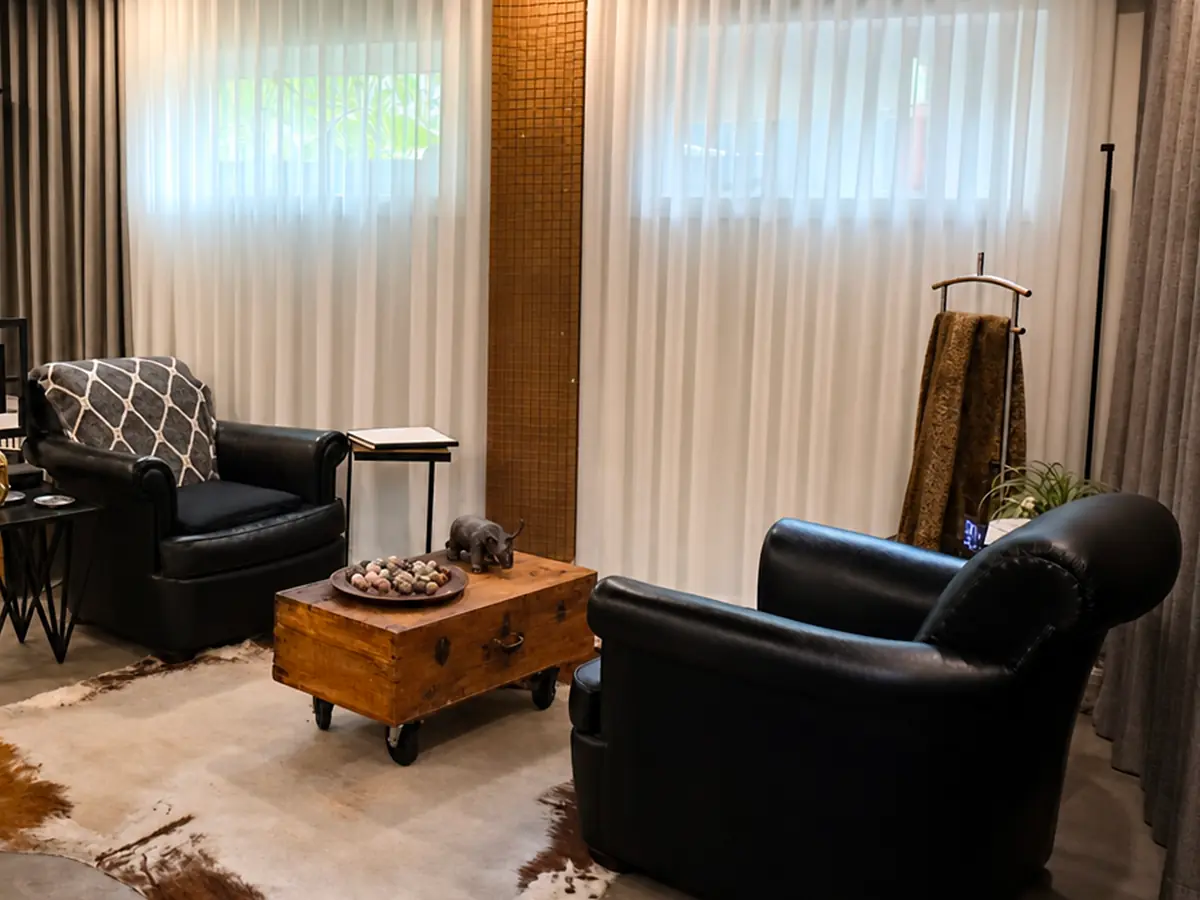 Les deux fauteuils du bureau de consultation, face à face