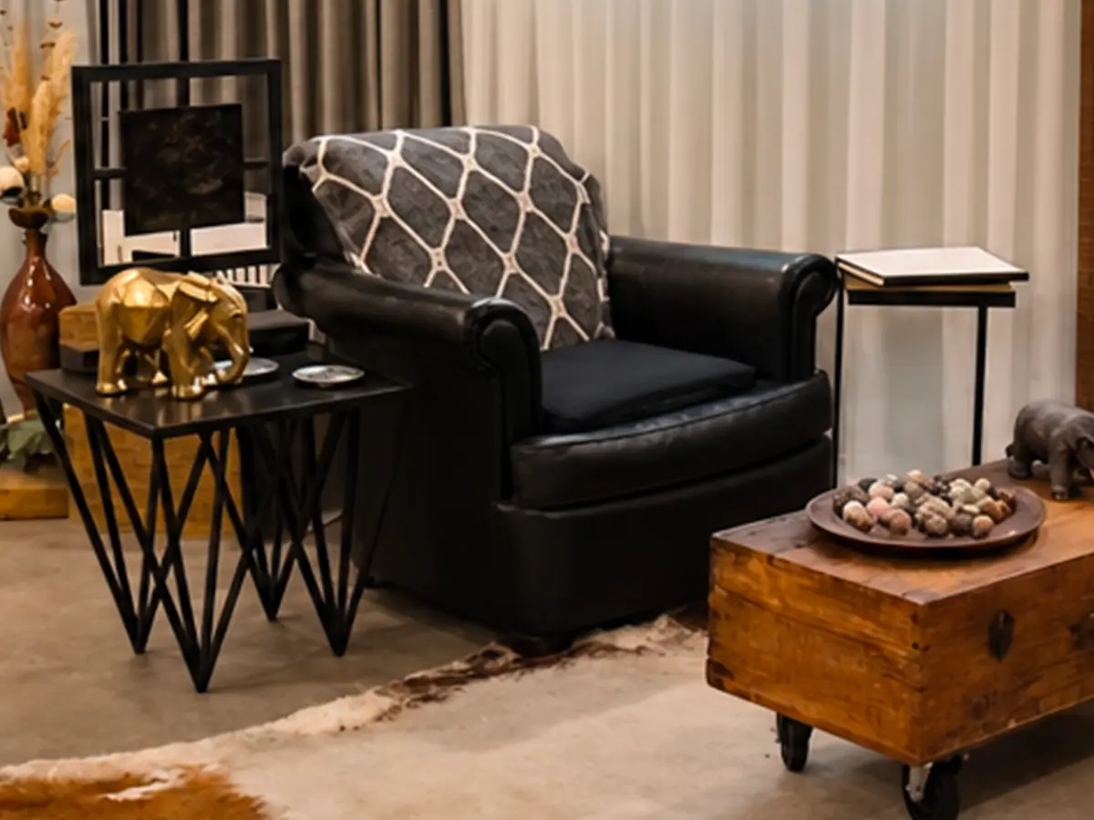 Un fauteuil du bureau de consultation, avec sa table d’appoint